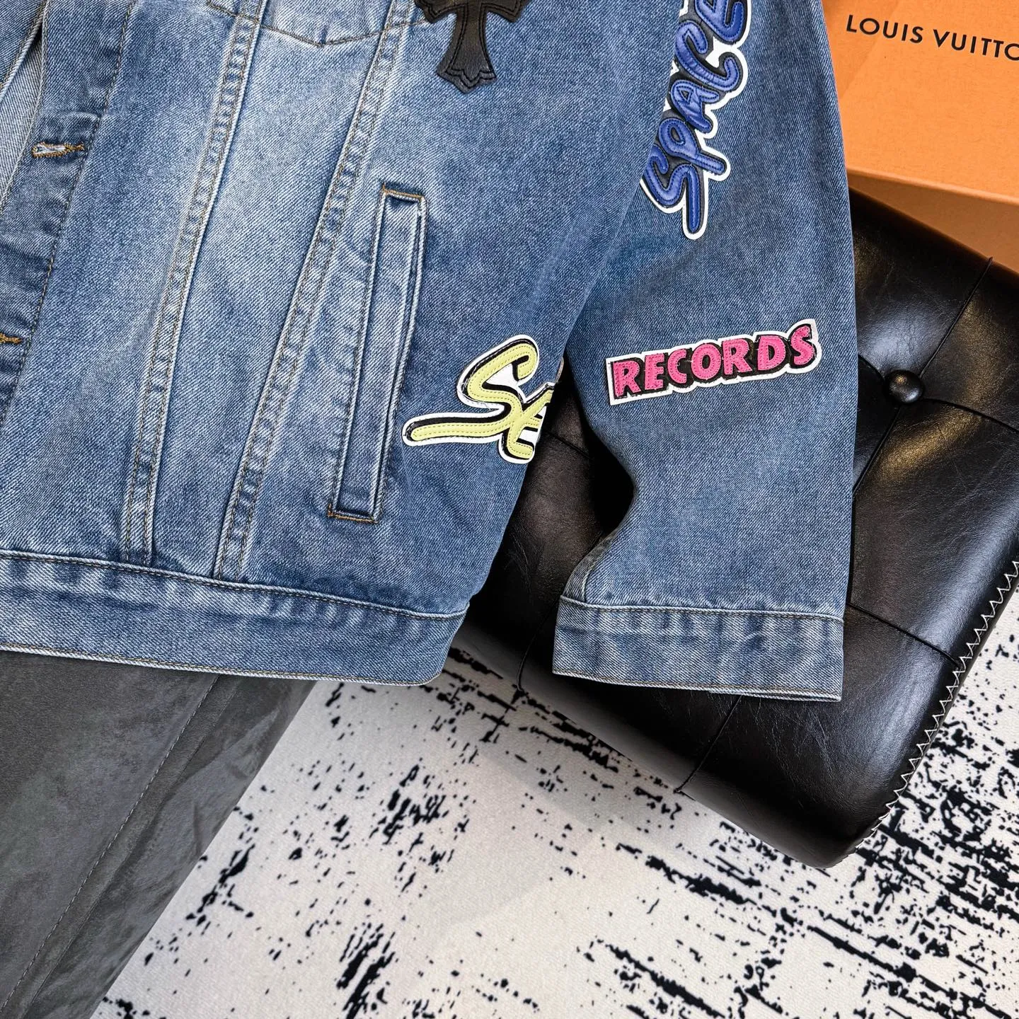 P350 ChromeHearts/Cro Hearts Cartoon Letter Chapter Cross Piece Leather Denim Jacket If you are obsessed with ChromeHearts, you can check it out. The same style for celebrities. Chrome Hearts is a very representative shirt jacket. The upper body of both men and women is really amazing, and it is also the same style as Yu Shuxin Angelababy! Recommended loose style for girls, super sweet! As soon as you go out, you will turn heads‼ ️This jacket is really eye-catching (the same style of pants is available) Color: light blue Size: S M L XL